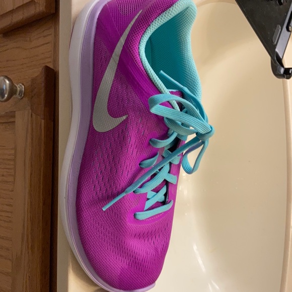 New girls Nikes. Never worn - Picture 2 of 5